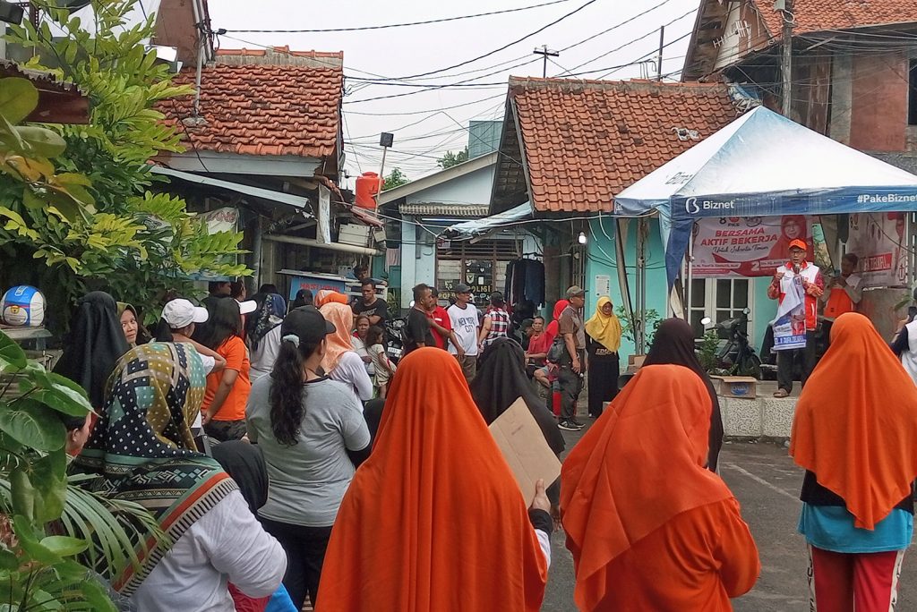 Calon Legislatif dari Partai PKS, M. Taufik Zoelkifli memberikan wacana kegiatan senam sehat bersama di Slamet Riyadi IV, Matraman, Jakarta Timur