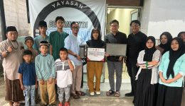 CSR Hino menyerahkan bantuan 20 unit PC (2)
