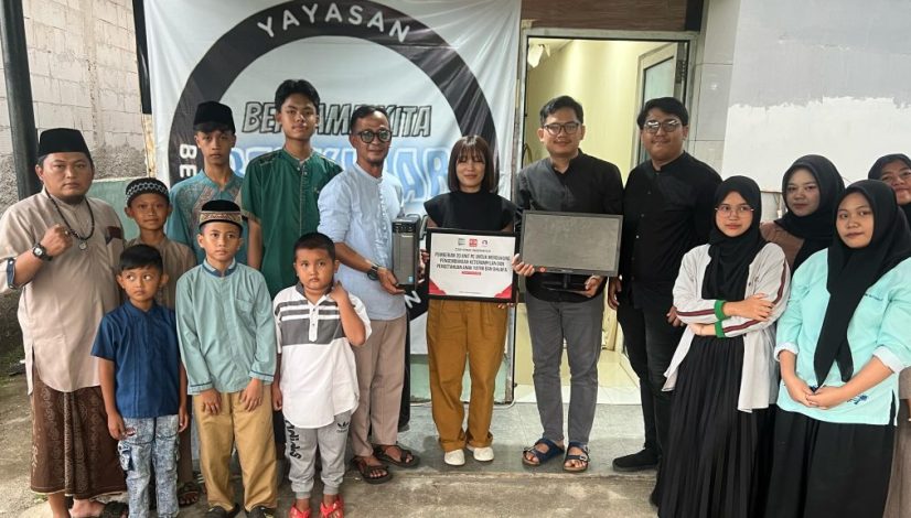 CSR Hino menyerahkan bantuan 20 unit PC (2)